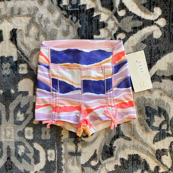 NWT Lululemon Liberty Shorts Bleacher Stripe White Iris Flower - Picture 5 of 9